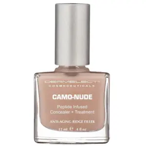 Start 48 Lakier pielęgnacyjny Dermelect Camo-Nude Concealer + Treatment 12 ml w kwadratowej, przezroczystej buteleczce ze srebrną nakrętką. Subtelny beżowo-różowy kolor z perłowym wykończeniem na czystym, białym tle.