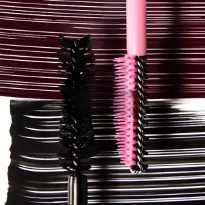 Start 47 Dibs Double Standard Burgundy Primer & Mascara Duo - zbliżenie na dwie szczoteczki do rzęs: czarną szczoteczkę tuszu oraz różową szczoteczkę primera. Grafika na bordowo-czarnym tle podkreśla trwałość makijażu, odporność na rozmazywanie i osypywanie przez cały dzień.