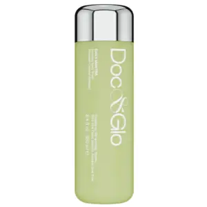 Start 51 Doc & Glo Daily Mantra Boosting Body Wash - odświeżający żel do mycia ciała w jasnozielonej butelce o pojemności 250 ml, ze srebrną, lustrzaną nakrętką. Na froncie opakowania widoczne białe logo marki oraz nazwa produktu. Packshot na jednolitym białym tle, prezentujący produkt od przodu.