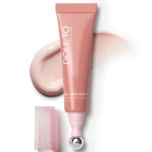 Doll 10 Mushroom Eye Milk - ujędrniające mleczko pod oczy w różowej tubce z metalowym aplikatorem kulkowym, na tle kremowej konsystencji kosmetyku.