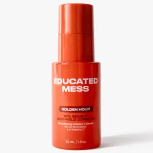Start 45 Educated Mess Golden Hour Brightening Vitamin C Serum 30 ml - rozświetlające serum z 18% kompleksem Sens-C Bioshield w intensywnie pomarańczowej butelce z pompką. Minimalistyczny packshot na białym tle przedstawia oryginalne opakowanie z białym logo Educated Mess i nazwą Golden Hour.