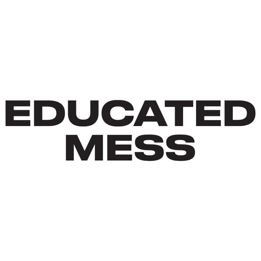 Logo marki Educated Mess - minimalistyczny, czarny logotyp z nazwą marki zapisaną dużymi, pogrubionymi literami w dwóch wierszach. Nowoczesna, wyrazista typografia na czystym, białym tle.