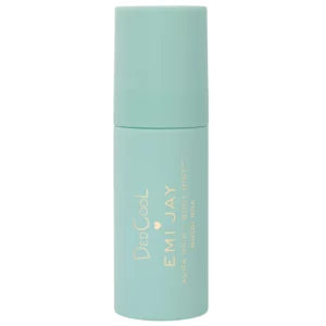 Start 11 Emi Jay x DedCool Aura Hair + Body Mist Mochi Milk - pastelowa miętowa butelka limitowanej mgiełki zapachowej do włosów i ciała na białym tle.