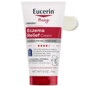 Eucerin Baby Eczema Relief Cream - krem łagodzący do skóry suchej, wrażliwej i skłonnej do egzemy u niemowląt i dzieci, 141 g. Biała tubka z czerwonym zamknięciem, obok próbka bogatej, kremowej konsystencji na białym tle.