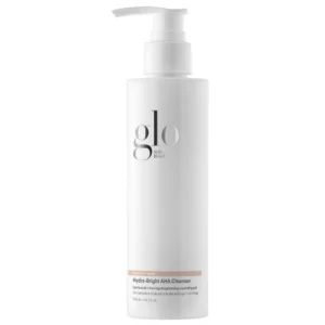 Start 45 Glo Skin Beauty Hydra-Bright AHA Cleanser 200 ml - rozświetlający żel do mycia twarzy z kwasem mlekowym AHA i moringą. Delikatnie oczyszcza, złuszcza martwy naskórek, wygładza cerę i pomaga przywrócić jej naturalny blask. Biała butelka z pompką.