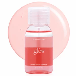 Start 82 glōw Guava Facial Treatment Cleanser 30 ml - koreański dwufazowy kosmetyk do oczyszczania twarzy, łączący działanie olejku i żelu. Miniaturowa butelka z różowym płynem i przezroczystą nakrętką na tle delikatnej, różowej kropli żelu. Formuła 2 w 1 pomaga usuwać makijaż, SPF i zanieczyszczenia, pozostawiając skórę miękką, świeżą i nawilżoną.
