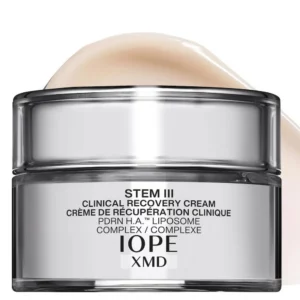 Grafika 4 - zdjęcie produktu: IOPE XMD Stem III Clinical Recovery Cream 50 ml - koreański krem regenerujący z kompleksem PDRN H.A.™ w srebrnym słoiczku, pokazany na białym tle z kremową konsystencją w tle.