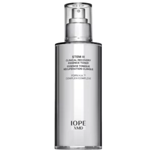 Grafika 4 - produkt: IOPE XMD Stem III Clinical Recovery Essence Toner 130 ml - koreańska esencja-toner z kompleksem PDRN H.A.™ w srebrnej butelce z pompką, pokazana na białym tle.