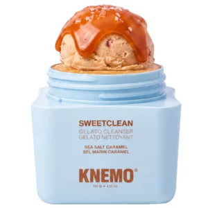 Start 49 KNEMO SweetClean Gelato Cleanser Sea Salt Caramel 120 g - oczyszczające gelato do twarzy o zapachu słonego karmelu. Pastelowoniebieski słoiczek KNEMO na białym tle, z kremową formułą przypominającą gałkę lodów, polewą karmelową i drobinkami soli.