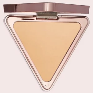 LYS Beauty Triple Fix Translucent Pressed Setting Powder - transparentny puder prasowany utrwalający makijaż w otwartym, trójkątnym opakowaniu w kolorze różowego złota. Widoczny jasnobeżowy puder o jedwabistej konsystencji, zapewniający efekt optycznego wygładzenia skóry.
