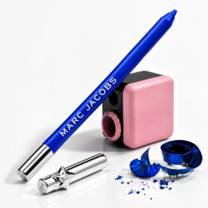 Start 45 Marc Jacobs Beauty Drawn This Way Waterproof Gel Eyeliner - niebieska kredka żelowa przedstawiona obok temperówki Sephora Collection, srebrnej nasadki i niebieskich wiórków po temperowaniu.