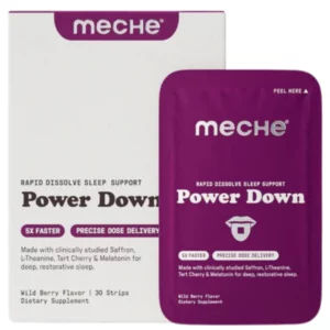 Start 46 MECHE Power Down - białe pudełko suplementu diety i fioletowa saszetka z rozpuszczalnym paskiem na sen, zawierającym melatoninę, L-teaninę, szafran i ekstrakt z cierpkiej wiśni. Opakowanie zawiera 30 pasków.