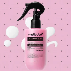 Start 14 Medicube Rosemary PDRN Leave In Conditioner Spray 200 ml - odżywka do włosów bez spłukiwania z PDRN i rozmarynem, ułatwiająca rozczesywanie, wygładzająca i ograniczająca puszenie. Różowa butelka z czarnym atomizerem na pastelowym tle w kropki, ozdobionym białymi elementami przypominającymi mleczną konsystencję kosmetyku.