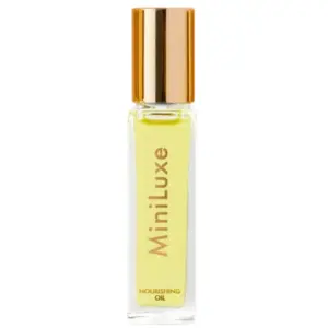 Start 46 Odżywcza oliwka do skórek i paznokci MiniLuxe Nourishing Oil w przezroczystej szklanej buteleczce ze złotą nakrętką. Jasnożółty olejek i minimalistyczne opakowanie na białym tle.