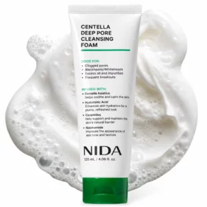NIDA Centella Deep Pore Cleansing Foam 120 ml - koreańska pianka do oczyszczania twarzy z wąkrotą azjatycką, kwasem hialuronowym, ceramidami i niacynamidem. Biała tubka NIDA z zieloną nakrętką na jasnym tle, otoczona puszystą pianą i bąbelkami.