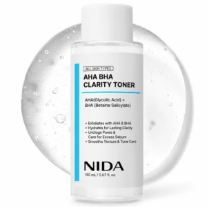 Start 85 NIDA AHA BHA Clarity Toner 150 ml - koreański tonik z kwasem glikolowym AHA i salicylanem betainy BHA do pielęgnacji rozszerzonych porów, zaskórników i nierównej tekstury skóry. Biała butelka z niebieskim paskiem na tle transparentnej kropli żelu.