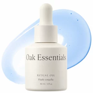 Start 86 Oak Essentials Ritual Oil - nawilżający olejek do twarzy z Blue Tansy w butelce z pipetą, przedstawiony na tle niebieskiej, olejkowej tekstury. Lekka pielęgnacja dla skóry suchej, mieszanej i wrażliwej.