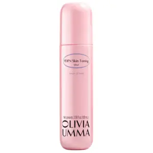 Start 45 Olivia Umma PDRN Skin Toning Mist 100 ml – nawilżająca i odświeżająca mgiełka do twarzy z PDRN, NAD+ i NMN. Minimalistyczny packshot przedstawia smukłą, pasteloworóżową butelkę z zaokrągloną nasadką, fioletową owalną etykietą i czarnym logo Olivia Umma na białym tle.