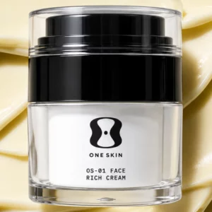 Start 45 OneSkin OS-01 Face Rich Cream - luksusowy krem do twarzy - zbliżenie opakowania OneSkin OS-01 Face Rich Cream na tle kremowej, bogatej konsystencji produktu.