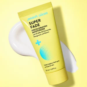 Start 48 Peach Slices Super Fade Discoloration Moisturizer - żółta tubka kremu nawilżającego z 5% kwasów AHA i 4% niacynamidu, ułożona ukośnie na tle jasnego żółtego koloru i białej, kremowej konsystencji produktu.