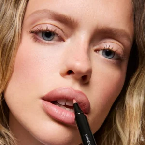 Start 50 POINT OF VIEW. Trace It Lip Liner - precyzyjna konturówka do ust w formie markera, aplikacja różowego odcienia nude na ustach modelki, efekt naturalnie wymodelowanych i optycznie pełniejszych ust.