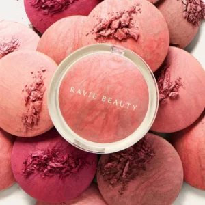 Start 45 Ravie Beauty Endless Diffusion Baked Blush - wypiekany róż do policzków w okrągłym opakowaniu Ravie Beauty, otoczony różnymi odcieniami i próbkami pudrowej formuły.