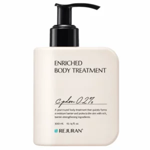 Start 148 Rejuran Enriched Body Treatment c-PDRN 0,2% 300 ml - regenerujący i nawilżający balsam do ciała z PDRN. Kremowa, prostokątna butelka z czarną pompką i logo Rejuran, przedstawiona na białym tle.