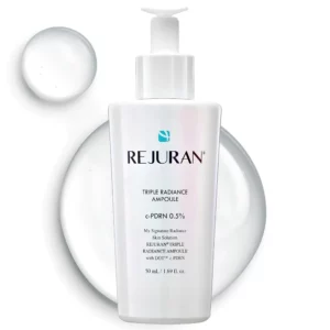 Start 45 REJURAN Healer Triple Radiance Ampoule c-PDRN 0.5% 50 ml - koreańska ampułka rozświetlająca, wygładzająca i wyrównująca koloryt skóry, perłowa butelka z pompką na białym tle z transparentnymi kroplami serum.