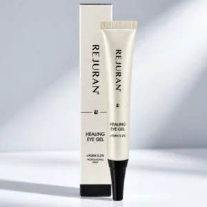 Start 45 Rejuran Healing Eye Gel c-PDRN 0,2% 15 ml - regenerujący i nawilżający żel pod oczy wspierający wygładzenie kurzych łapek i drobnych linii. Perłowobeżowa tubka z czarnym aplikatorem i oryginalnym kartonikiem Rejuran na jasnym tle.