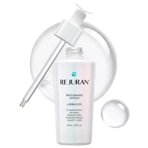 Start 48 REJURAN Triple Radiance Ampoule c-PDRN 0,5% 50 ml - rozświetlająca ampułka do twarzy w perłowej butelce z pipetą, przedstawiona na tle transparentnych kropli serum.