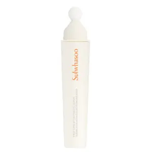 Sulwhasoo First Care Activating Eye Serum 20 ml – luksusowe koreańskie serum pod oczy w eleganckim opakowaniu w kolorze kości słoniowej, z pomarańczowym logo Sulwhasoo i białym ceramicznym aplikatorem masującym. Produkt przedstawiony pionowo na czystym, białym tle.
