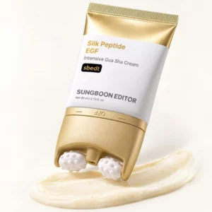 Start 47 Sungboon Editor Silk Peptide EGF Intensive Gua Sha Neck Cream - złoto-biała tubka kremu z dwoma obrotowymi rollerami do masażu na tle kremowej konsystencji produktu.
