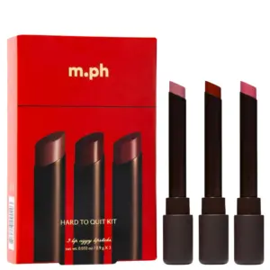 Start 45 Limitowany zestaw trzech pomadek Lip Ciggy w odcieniach First Base, Siren i Crush, ustawionych obok czerwonego opakowania prezentowego. Elegancki packshot na białym tle pokazujący kolory i smukłe opakowania pomadek.