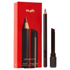 Start 48 m.ph by Mary Phillips Lined & Lit Lipstick & Lip Liner - zestaw do makijażu ust z konturówką i nawilżającą pomadką w ciemnym, bordowo-brązowym odcieniu, przedstawiony obok czerwonego opakowania.