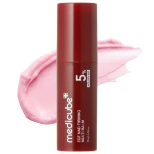 Start 47 Czerwony sztyft Medicube NAD EGF Firming Multi Balm 10 g na białym tle, z różową, kremową smugą balsamu w tle. Minimalistyczna fotografia produktowa prezentująca oryginalne opakowanie i delikatną konsystencję kosmetyku.