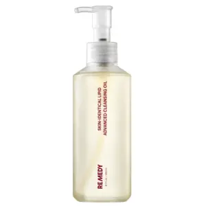 Start 45 Olejek myjący do twarzy REMEDY Skin-Identical Lipid Advanced Cleansing Oil o pojemności 200 ml. Półprzezroczysta butelka z jasnym olejkiem, białą pompką i bordowymi napisami na czystym, białym tle.