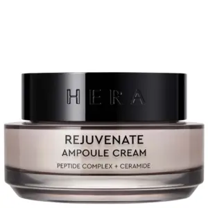 Start 48 HERA Rejuvenate Ampoule Cream - koreański krem do twarzy z kompleksem peptydowym i ceramidami, przeznaczony do pielęgnacji skóry suchej, dojrzałej i z oznakami utraty jędrności. Elegancki słoiczek o pojemności 50 ml z czarną nakrętką na białym tle.