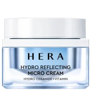Start 47 HERA Hydro Reflecting Micro Cream - koreański krem do twarzy z hydroceramidami i witaminami, wspierający intensywne nawilżenie, wygładzenie i promienny wygląd skóry. Elegancki, transparentny słoiczek z błękitnymi refleksami i białą nakrętką na jasnym tle.